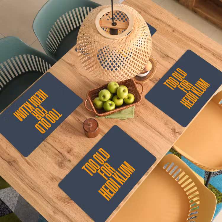 Too old for heidi klum - Geel - Blauw Placemat vinyl groot -zzsfeer5_Kitchenyeah-website