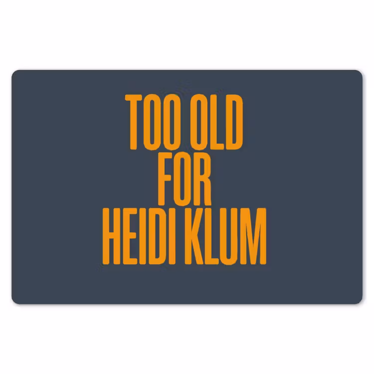 Too old for heidi klum - Geel - Blauw Placemat vinyl groot -zzsfeer1_Kitchenyeah-website