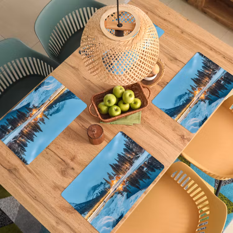 Winterlandschap - Natuur - Huis - Bergen - Sneeuw Placemat vinyl groot -zzsfeer5_Kitchenyeah-website