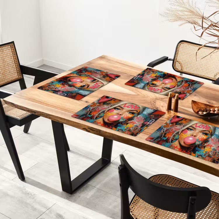 Vrouw - Kauwgom - Graffiti - Love Placemat vinyl groot -zzsfeer4_Kitchenyeah-website