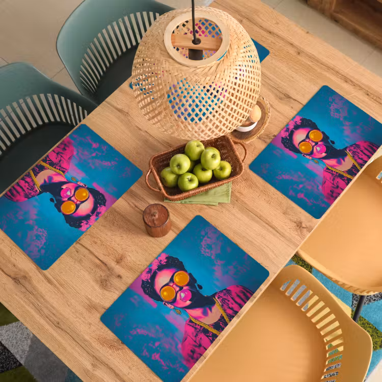 Vrouw - Kauwgom - Zonnebril - Oranje Placemat vinyl groot -zzsfeer5_Kitchenyeah-website
