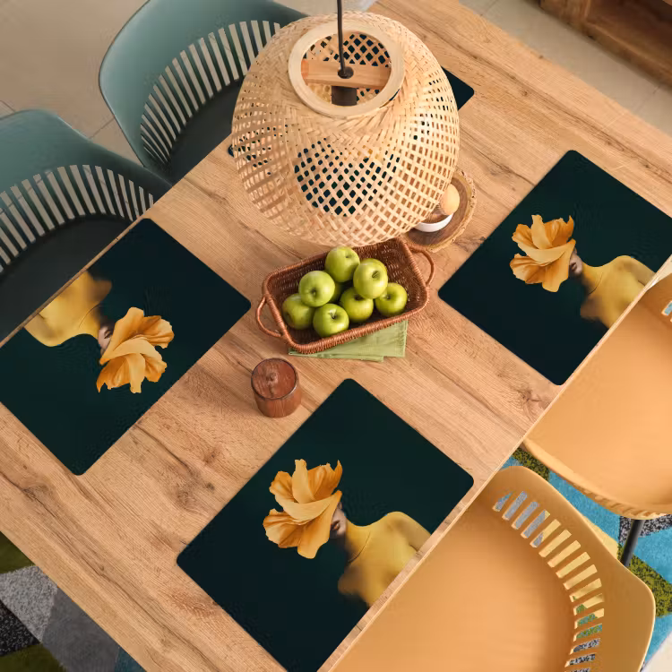Vrouw - Hoed - Geel Placemat vinyl groot -zzsfeer5_Kitchenyeah-website