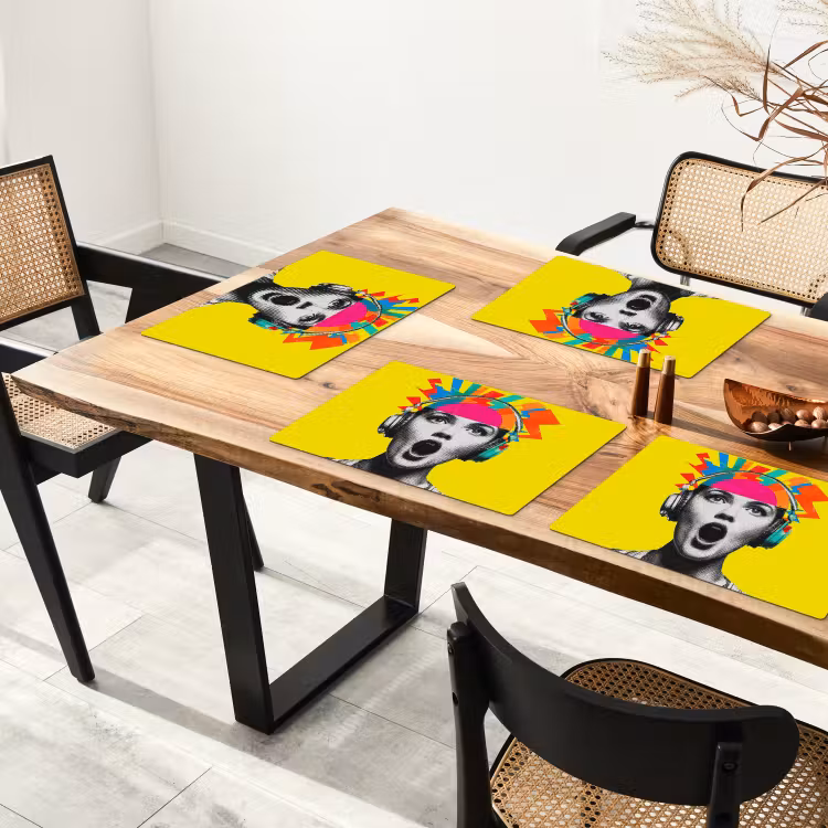 Vrouw - Koptelefoon - Geel Placemat vinyl groot -zzsfeer4_Kitchenyeah-website