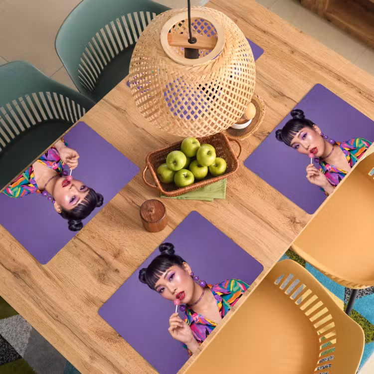 Vrouw - Portret - Make-up - Paars - Levendig Placemat vinyl groot -zzsfeer5_Kitchenyeah-website
