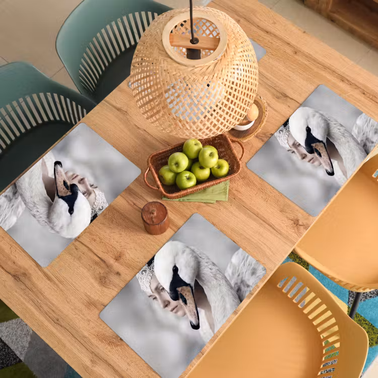 Vrouw - Zwaan - Wit Placemat vinyl groot -zzsfeer5_Kitchenyeah-website