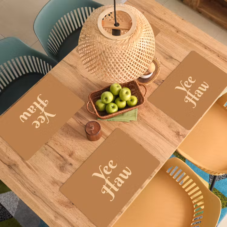 Yee haw - Bruin - Minimalistisch Placemat vinyl groot -zzsfeer5_Kitchenyeah-website