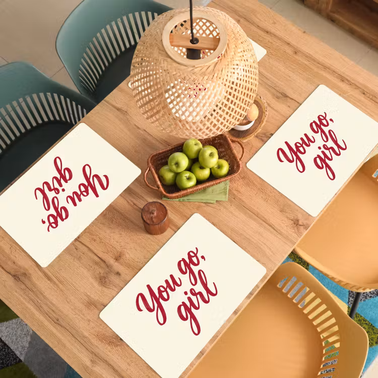 you go girl - Rood - Wit Placemat vinyl groot -zzsfeer5_Kitchenyeah-website