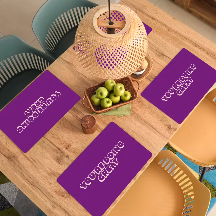 You're doing great - Paars - Bubble letters Placemat vinyl groot -zzsfeer5_Kitchenyeah-website