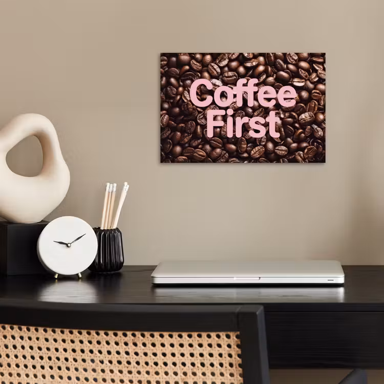 Coffee First - Koffiebonen - Roze poster papier klein -sfeer1