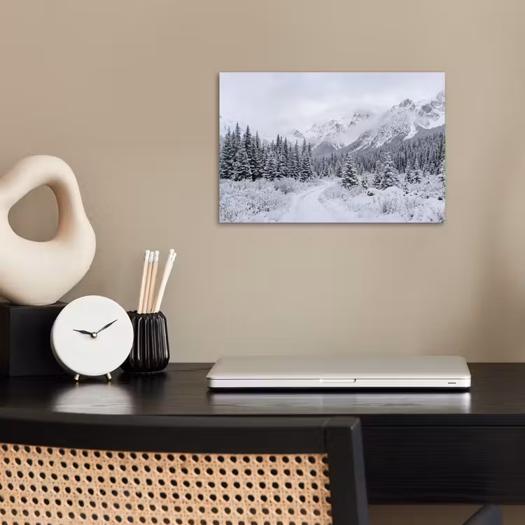 Weg - Bergen - Sneeuw - Naaldbos - Avontuurlijk poster papier klein -sfeer1