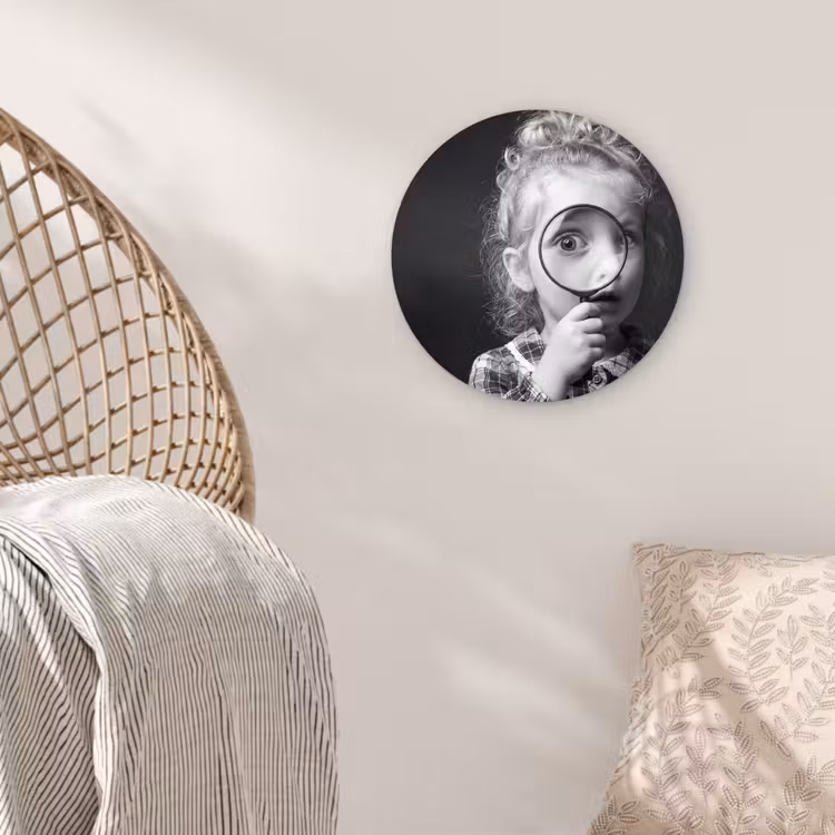 Kind - Vergrootglas - Portret - Zwart-wit Wandcirkel kunststof plaat 5mm dik klein -sfeer5