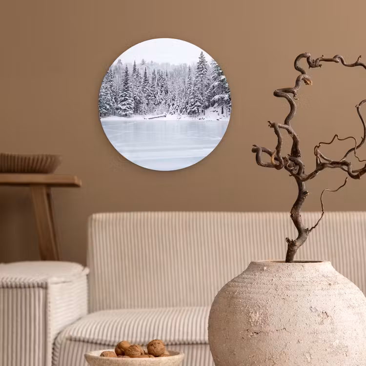 Meer - Dennen - IJs - Winter - Rustgevend Wandcirkel kunststof plaat 5mm dik klein -sfeer1