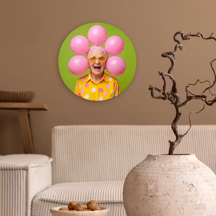 Mens - Ballonnen - Feest - Kleurrijk - Roze Wandcirkel kunststof plaat 5mm dik klein -sfeer1