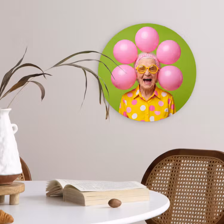 Mens - Ballonnen - Feest - Kleurrijk - Roze Wandcirkel kunststof plaat 5mm dik klein -sfeer4