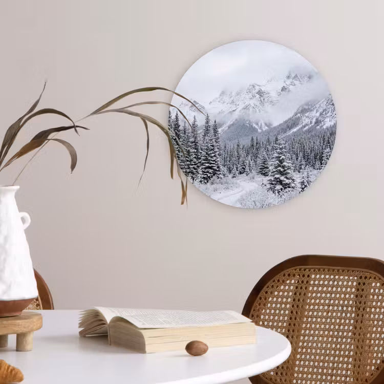 Weg - Bergen - Sneeuw - Naaldbos - Avontuurlijk Wandcirkel kunststof plaat 5mm dik klein -sfeer4