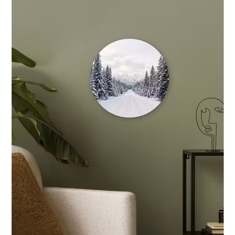 Weg - Sneeuw - Naaldbos - Winter - Avontuurlijk Wandcirkel kunststof plaat 5mm dik klein -sfeer3