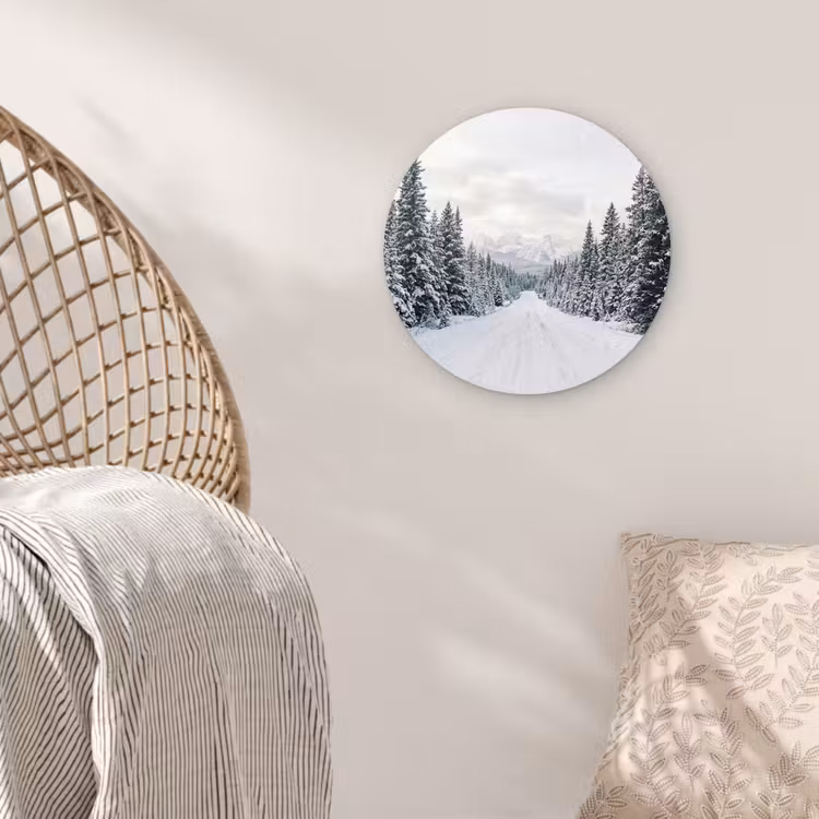 Weg - Sneeuw - Naaldbos - Winter - Avontuurlijk Wandcirkel kunststof plaat 5mm dik klein -sfeer5