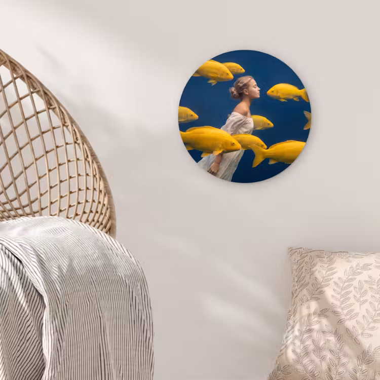 Vrouw - Vis - Water - Natuur - Geel Wandcirkel kunststof plaat 5mm dik klein -sfeer5