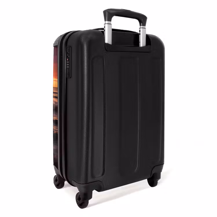 Rotsachtig strand bij zonsondergang NBS - Handbagage koffer - Unisex middel -achterkant