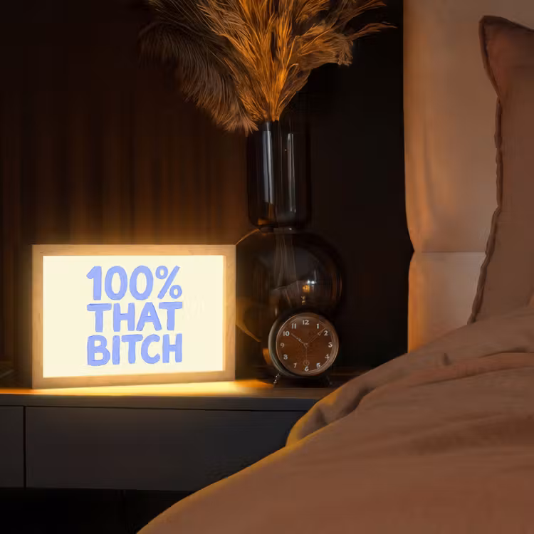 100% that bitch - Blauw - Wit Light Box met kabel (Tafellamp) klein -sfeer1
