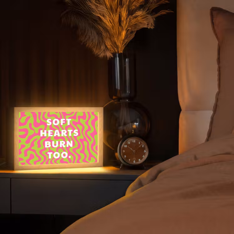 Abstract - Quote - Centraal - Roze Light Box met kabel (Tafellamp) klein -sfeer1