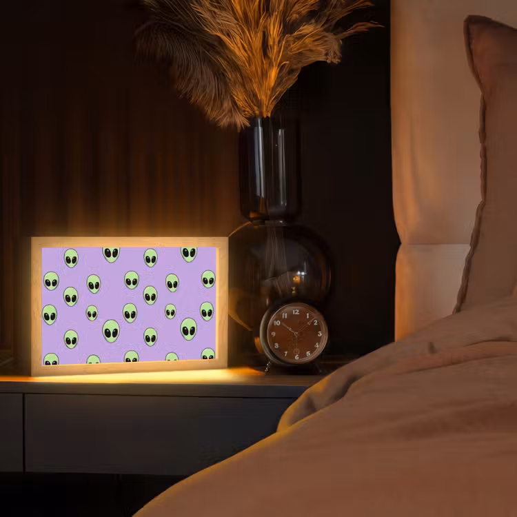 Alien - Retro - Lila Light Box met kabel (Tafellamp) klein 924 -sfeer1