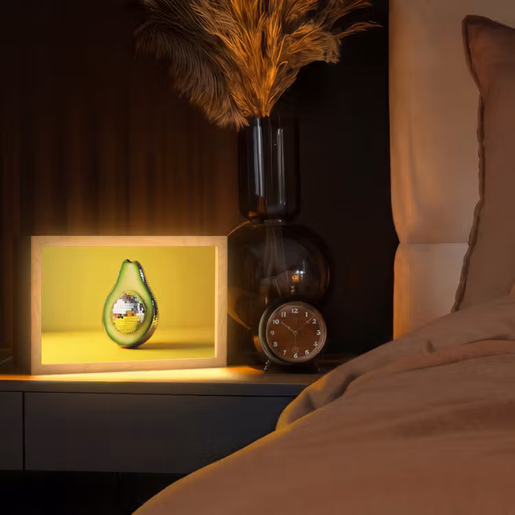 Avocado - Discobal - Geel - Glitter Light Box met kabel (Tafellamp) klein -sfeer1