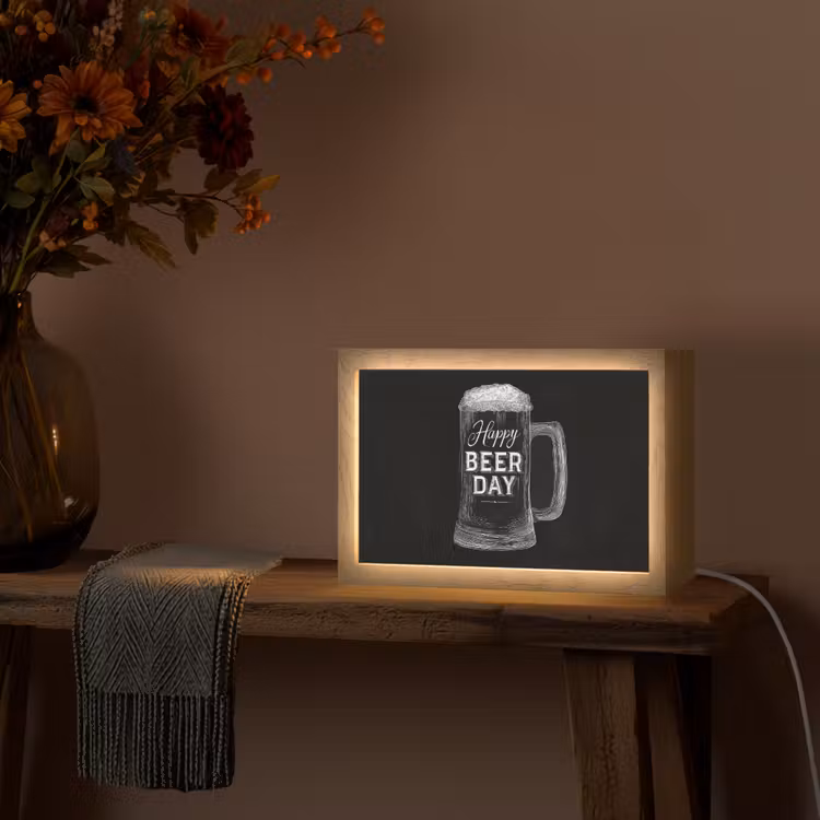 Bierpul - Witte krijtletters - Happy beer day Light Box met kabel (Tafellamp) klein -sfeer4