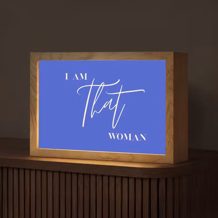 Blauw - I am that woman - Sierlijk - Minimalistisch Light Box met kabel (Tafellamp) klein -z3d_website