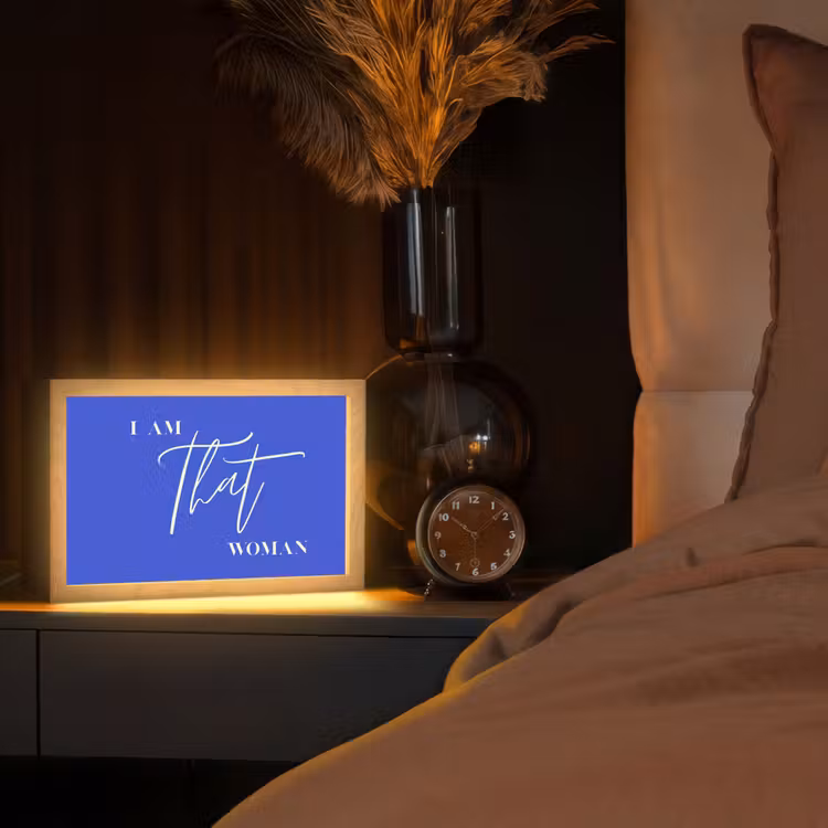 Blauw - I am that woman - Sierlijk - Minimalistisch Light Box met kabel (Tafellamp) klein -sfeer1