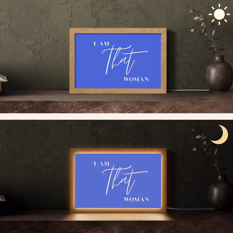 Blauw - I am that woman - Sierlijk - Minimalistisch Light Box met kabel (Tafellamp) klein -sfeer3