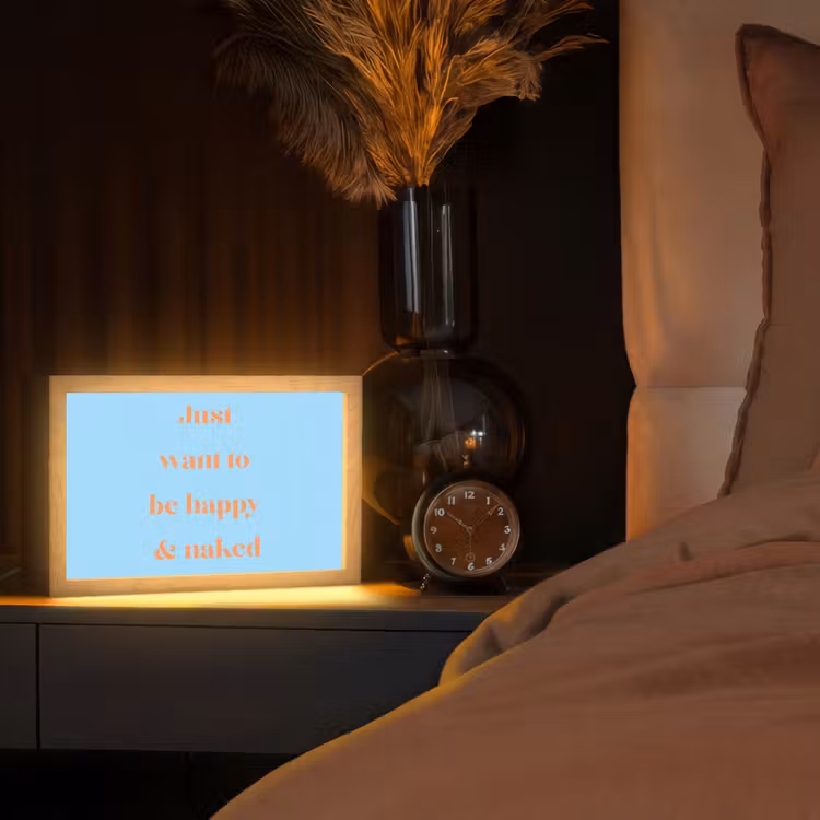 Blauw - Oranje - Just want to be happy & naked Light Box met kabel (Tafellamp) klein -sfeer1