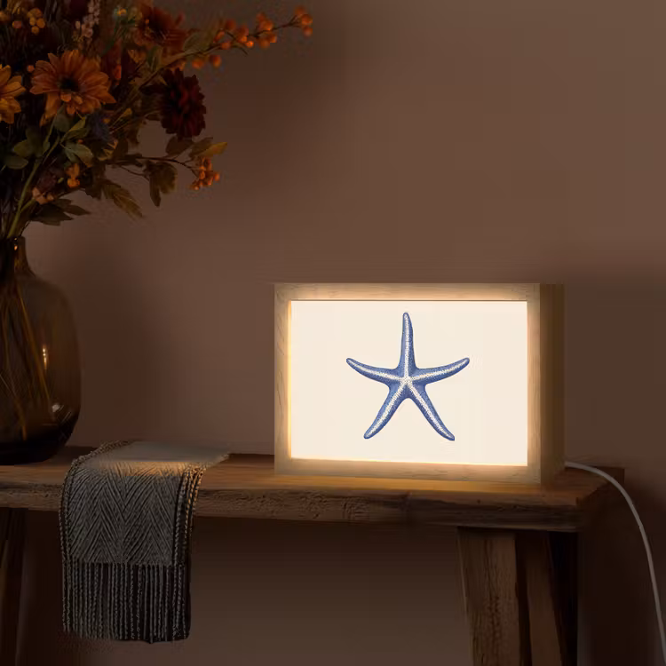 Blauwe zeester - Minimalistisch - Beige Light Box met kabel (Tafellamp) klein -sfeer4