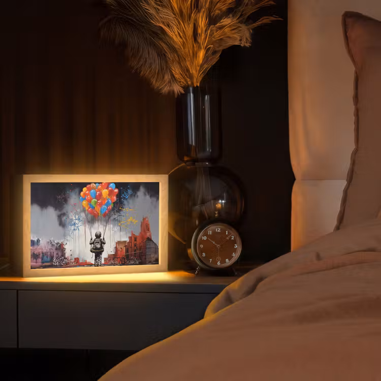Jongen - Ballonnen - Gebouwen - Kunst Light Box met kabel (Tafellamp) klein -sfeer1