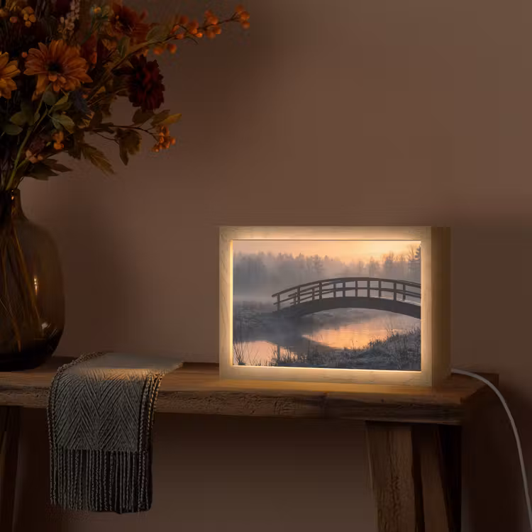 Brug - Mist - Bomen - Water Light Box met kabel (Tafellamp) klein -sfeer4