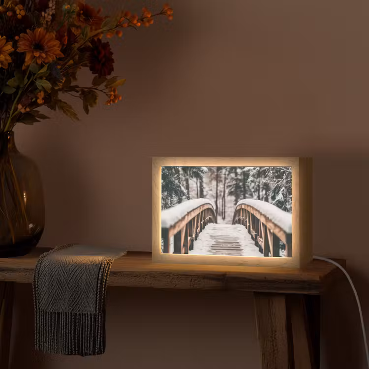 Brug - Winterlandschap - Bos - Natuur - Sneeuw Light Box met kabel (Tafellamp) klein -sfeer4