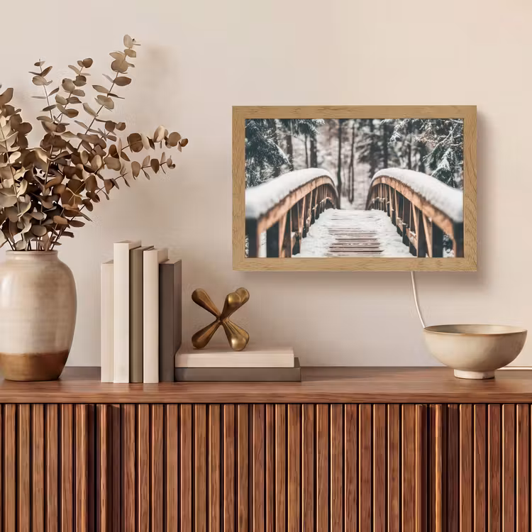 Brug - Winterlandschap - Bos - Natuur - Sneeuw Light Box met kabel (Tafellamp) klein -sfeer2
