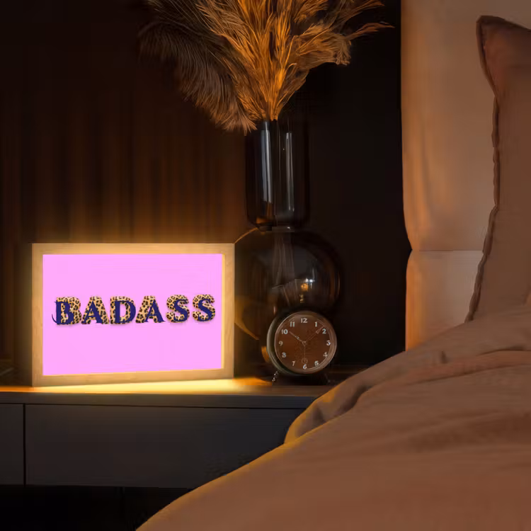 Felroze - Badass - Panterprint - Schaduw Light Box met kabel (Tafellamp) klein -sfeer1
