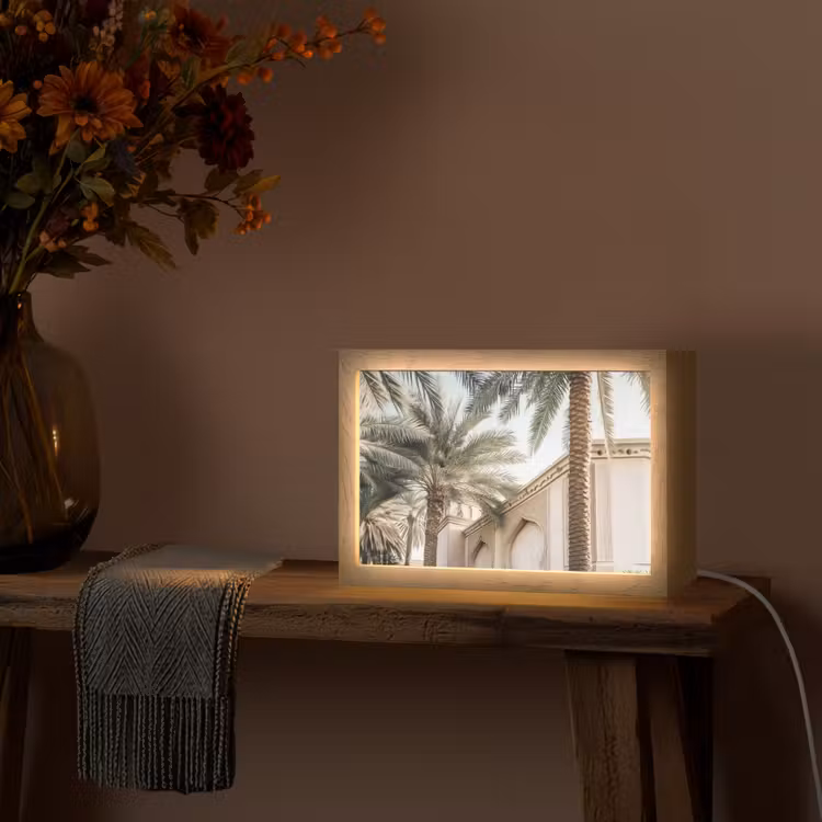Gebouw - Palmbomen - Beige - Zon Light Box met kabel (Tafellamp) klein -sfeer4