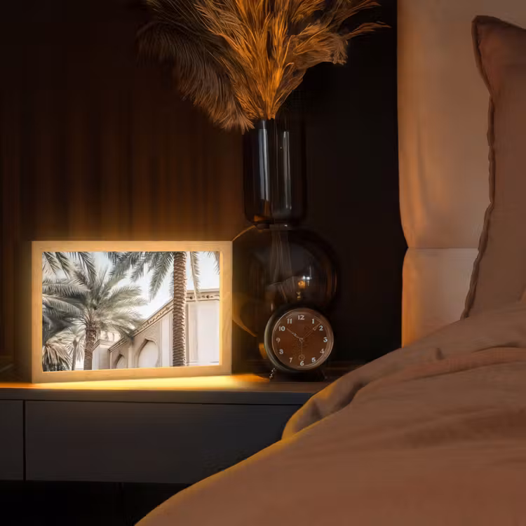 Gebouw - Palmbomen - Beige - Zon Light Box met kabel (Tafellamp) klein -sfeer1