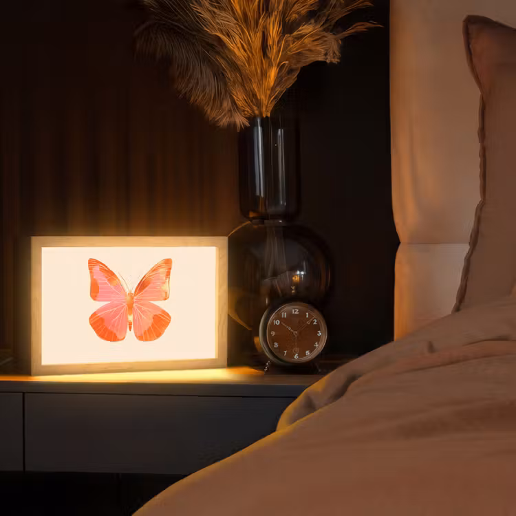 Vlinder - Minimalistisch - Roze Light Box met kabel (Tafellamp) klein -sfeer1