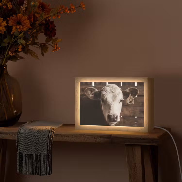 Kalf - Oormerk - Houten stal Light Box met kabel (Tafellamp) klein -sfeer4