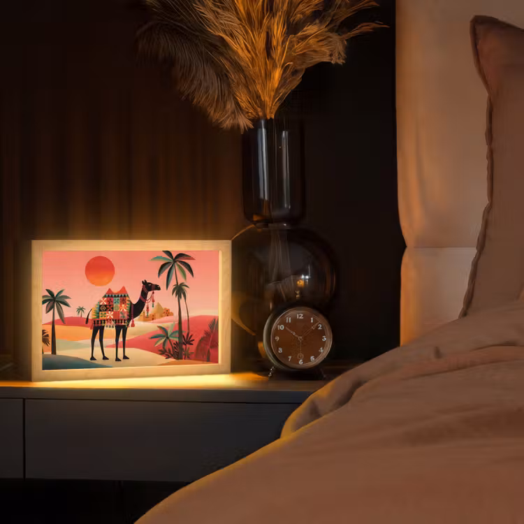 Kameel - Gekleurd tapijt - Duinen - Rode zon Light Box met kabel (Tafellamp) klein -sfeer1