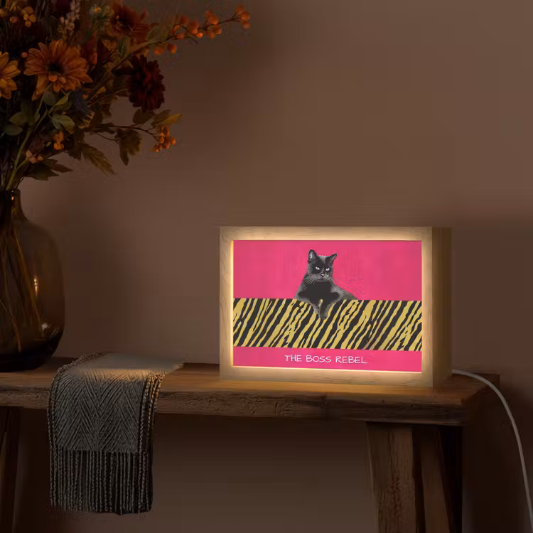 Kat - Baas - Roze - Tijgerprint Light Box met kabel (Tafellamp) klein -sfeer4