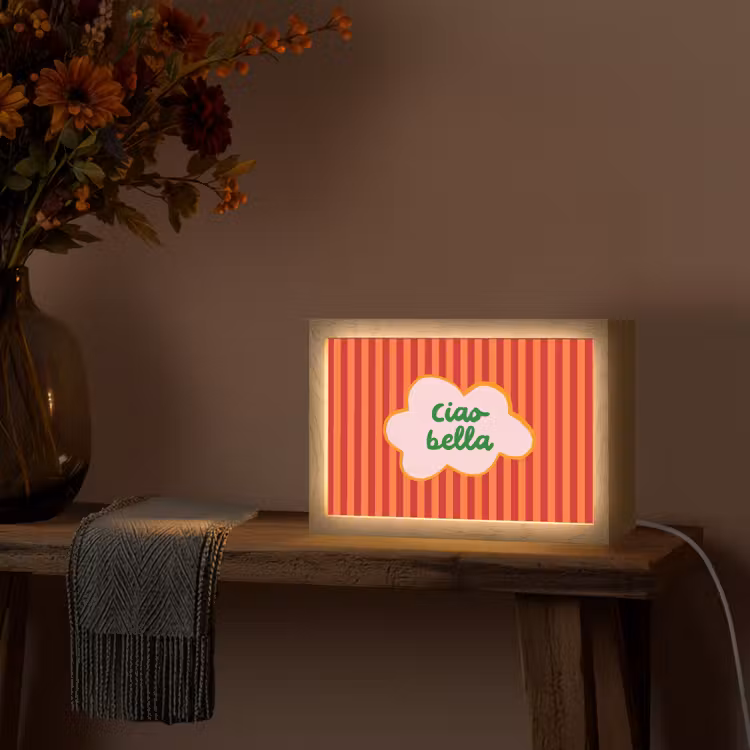Ciao bella - Tekstwolk - Strepen - Oranje Light Box met kabel (Tafellamp) klein -sfeer4