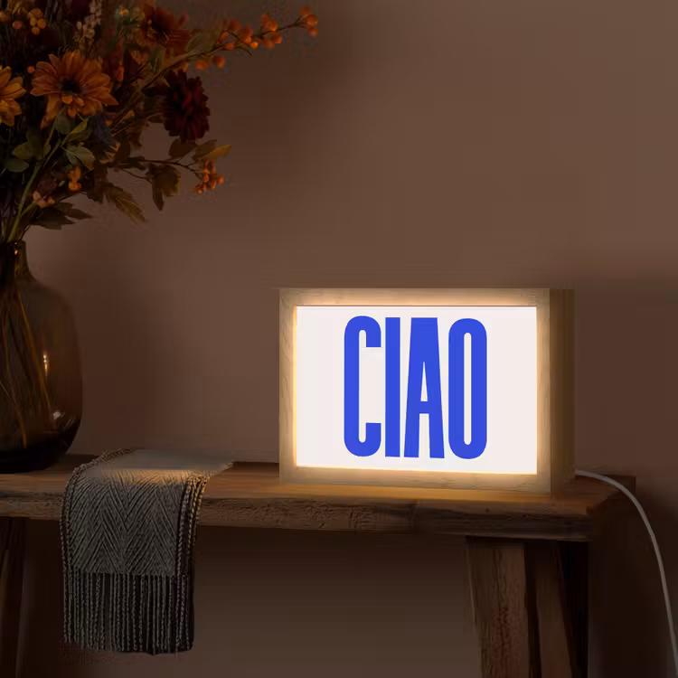 Ciao - Hoofdletters - Blauw - Minimalistisch Light Box met kabel (Tafellamp) klein -sfeer4