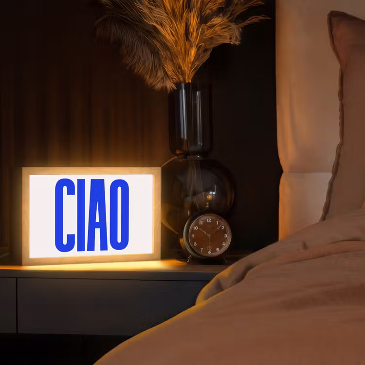 Ciao - Hoofdletters - Blauw - Minimalistisch Light Box met kabel (Tafellamp) klein -sfeer1