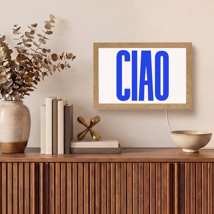 Ciao - Hoofdletters - Blauw - Minimalistisch Light Box met kabel (Tafellamp) klein -sfeer2