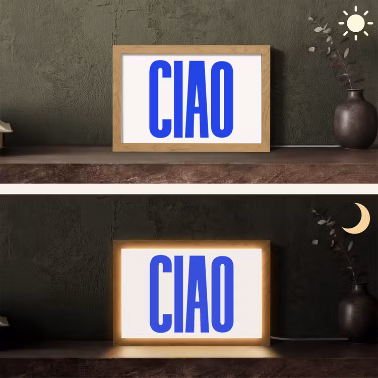 Ciao - Hoofdletters - Blauw - Minimalistisch Light Box met kabel (Tafellamp) klein -sfeer3