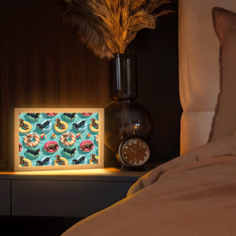 Teckels - Zwembad - Kleurrijk Light Box met kabel (Tafellamp) klein 924 -sfeer1